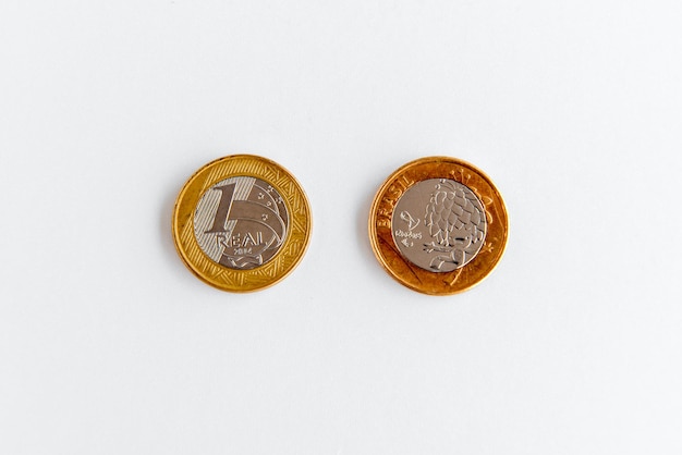 Brasilianische Gedenkmünzen Brasilianische echte Münze auf weißem Hintergrund