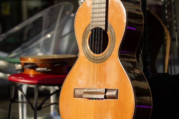 Brasilianische Gitarre mit 10 Schnüren, die vor der Show stillsteht