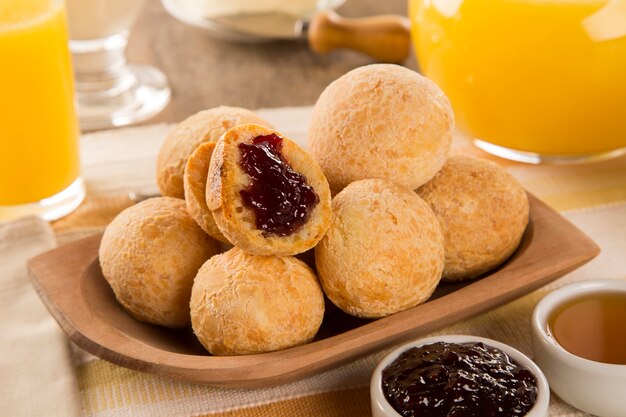 Brasilianische Käsebrötchen. Tischcafé am Morgen mit Käsebrot und Obst.