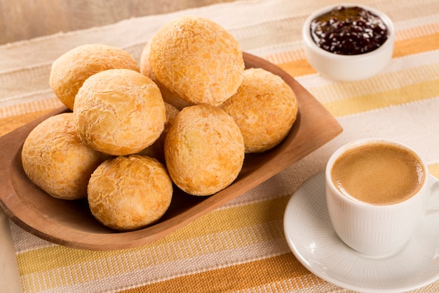 Brasilianische Käsebrötchen. Tischcafé am Morgen mit Käsebrot und Obst.