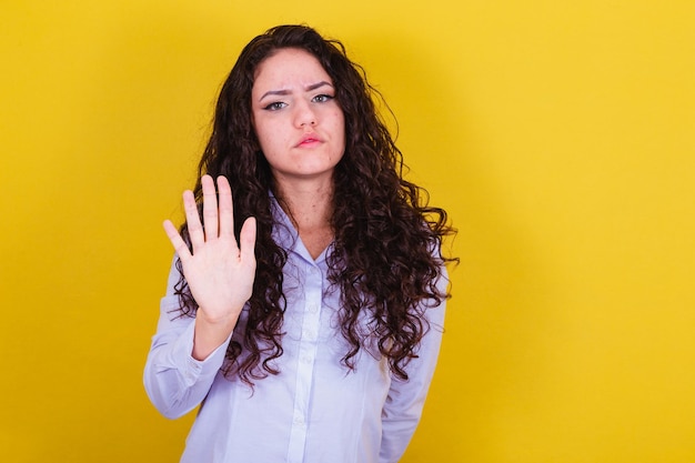 Brasilianische kaukasische Frau mit offenem Handflächen-Stoppschild, keine Sorge, unzufrieden Gewalt gegen Frauen