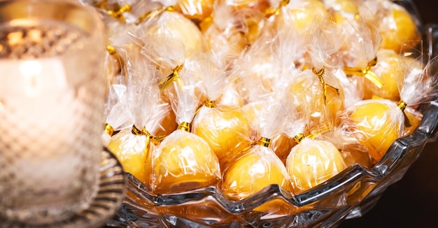 Brasilianische Kokosnussbonbons karamellisiert und ausgehärtet, die bei Hochzeitsfeiern oder Kindergeburtstagsfeiern verwendet werden