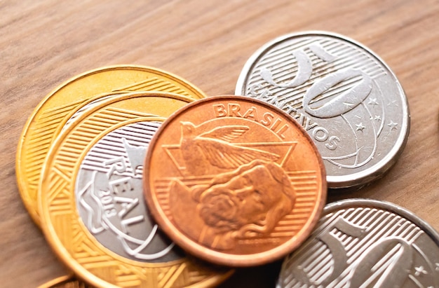 Brasilianische Münzen auf Holzoberfläche in der Makrofotografie für Finanz- und Sparkonzept