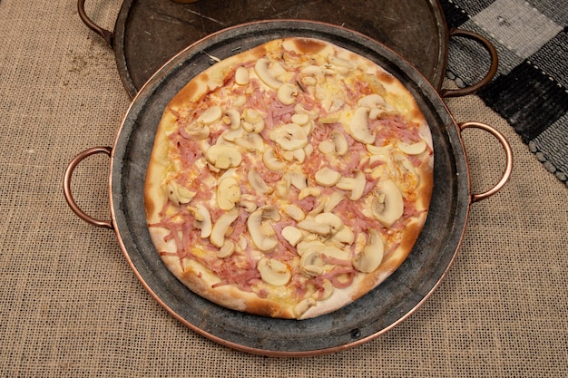 Brasilianische Pilz-, Käse- und Schinkenpizza, Draufsicht