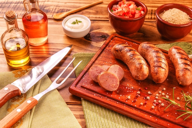 Brasilianische Schweinswurst mit Grillgabel und Messer