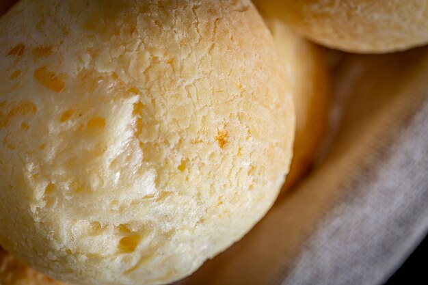 Brasilianische selbst gemachte Käsebrotnahaufnahme, Korb &quot;Pao de Queijos&quot;.