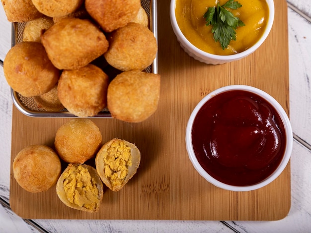 Foto brasilianische snacks frittierte bällchen gefüllt mit hähnchen