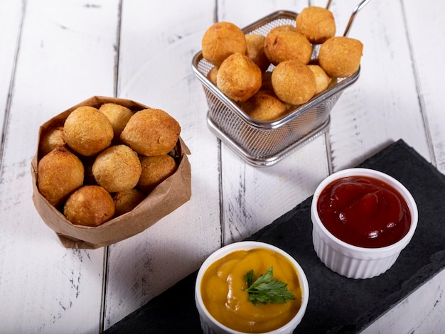 Foto brasilianische snacks gefüllte frittierte bällchen