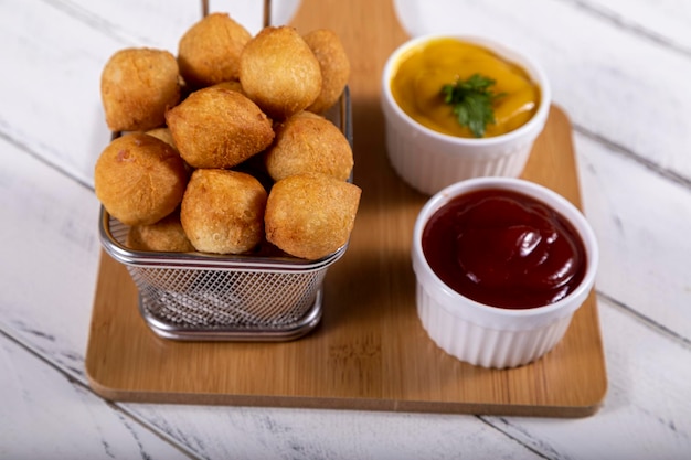 Foto brasilianische snacks gefüllte frittierte bällchen