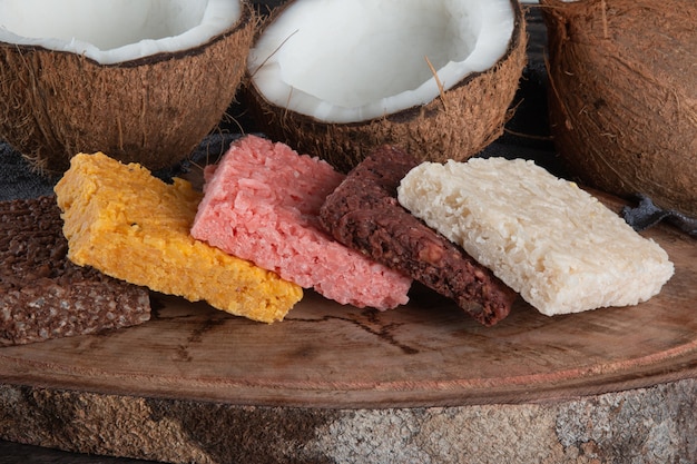 Brasilianische süße Kokossüßigkeit auf rustikalem Holz