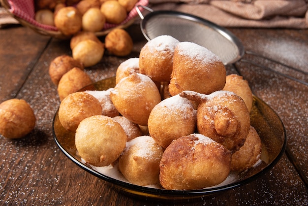 Brasilianische Süßigkeit namens Bolinho de Chuva, eine mit Zucker überzogene auf rustikalem Holz