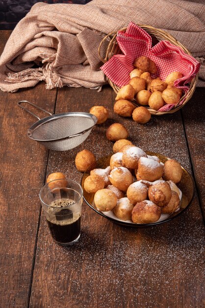 Brasilianische Süßigkeit namens Bolinho de Chuva, eine mit Zucker überzogene auf rustikalem Holz