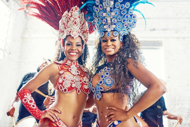 Brasilianische Tänzer Karneval oder Frauen in Partykostüm mit Feder-Accessoire oder Glitzer-BH bei Veranstaltungen Portrait fröhliches Lächeln oder Tanzfreunde in Samba-Mode oder Neujahrsfestkleidung