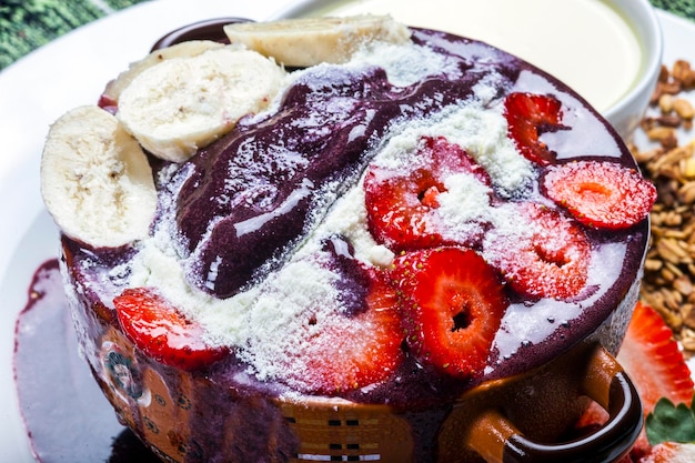 Brasilianischer Acai mit Banane, Erdbeere und Milchpulver