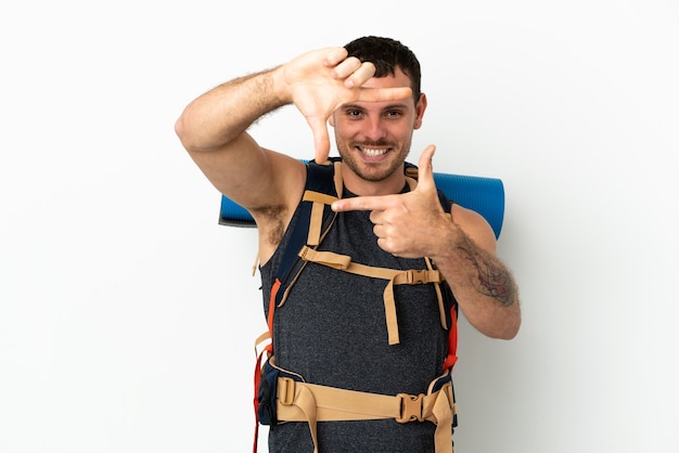 Brasilianischer Bergsteigermann mit einem großen Rucksack über lokalisiertem weißem Hintergrund, der Gesicht fokussiert. Rahmensymbol