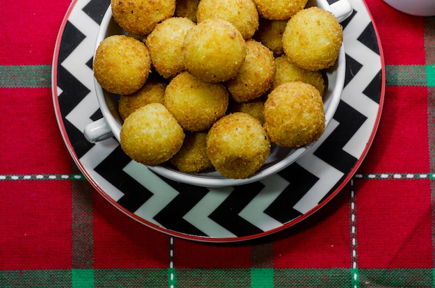 Brasilianischer berühmter pikanter Snack &quot;bolinha de queijo&quot; (gebratener Käseball)