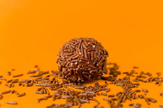 Brasilianischer Brigadeiro auf orangefarbenem Hintergrund