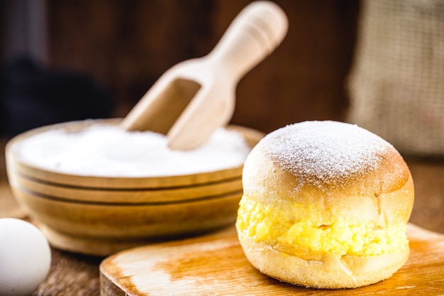 Brasilianischer Donut genannt, süßes Brot, Eiercreme und Zucker