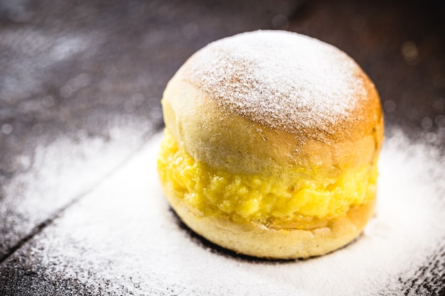 Brasilianischer Donut genannt, süßes Brot, Eiercreme und Zucker