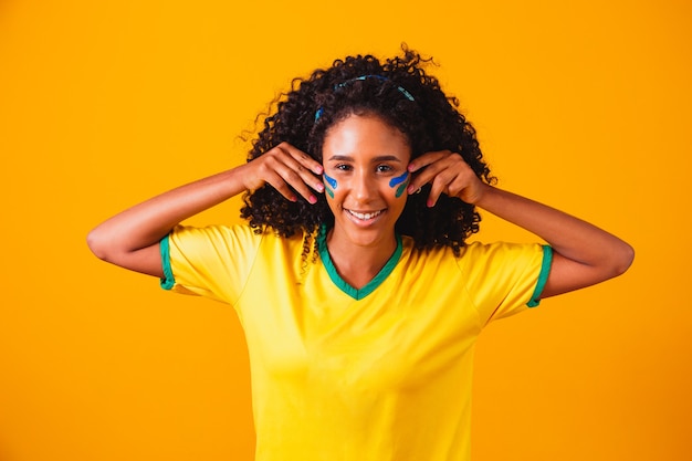 Brasilianischer Fan. Brasilianischer Fan, der Fußball- oder Fußballspiel feiert. Farben Brasiliens.