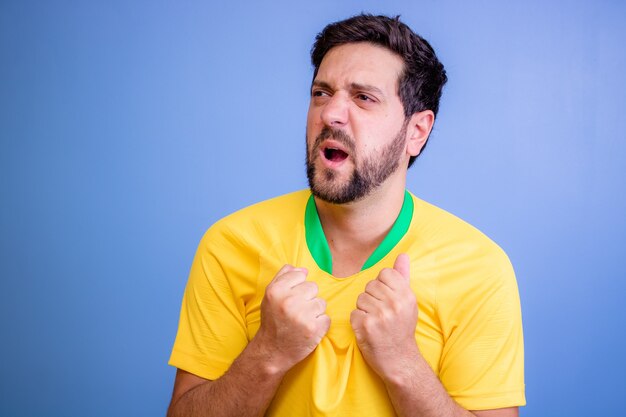 Brasilianischer Fan feiert auf Blau