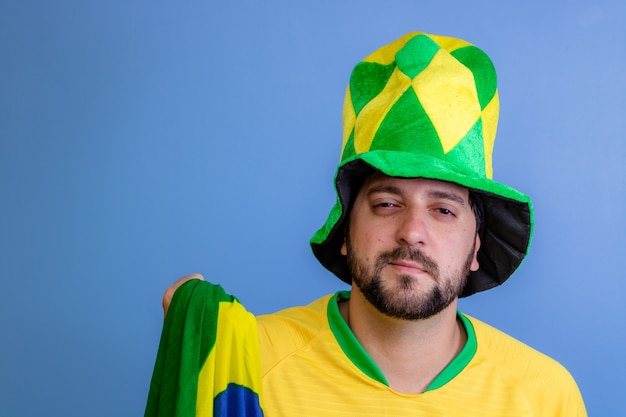 Brasilianischer Fan feiert auf Blau