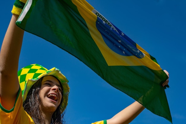 Brasilianischer Fan feiert und jubelt der brasilianischen Nationalmannschaft bei der Weltmeisterschaft zu