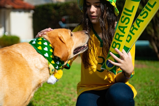 Brasilianischer Fan feiert und jubelt der brasilianischen Nationalmannschaft bei der Weltmeisterschaft zu