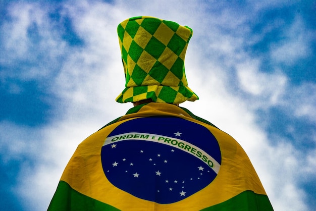 Brasilianischer Fan feiert und jubelt der brasilianischen Nationalmannschaft bei der Weltmeisterschaft zu