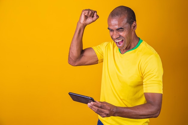 Brasilianischer Fan freut sich während des Spiels