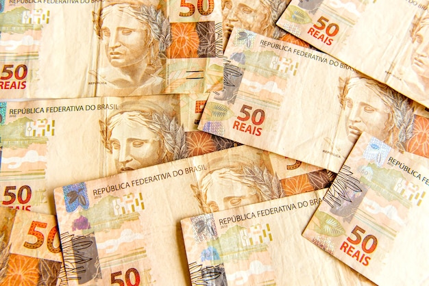 Brasilianischer Geldbeschaffenheitshintergrund Brasilianische 50 echte Banknoten