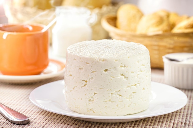 Brasilianischer Käse, hergestellt in Minas Gerais Frühstückstradition, genannt Queijo Minas hausgemachtes ländliches Essen