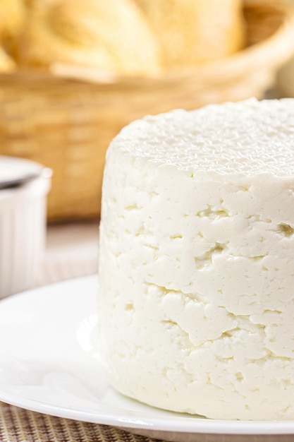 Brasilianischer käse, hergestellt in minas gerais frühstückstradition, genannt queijo minas hausgemachtes ländliches essen