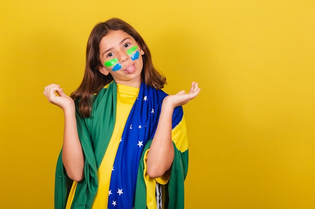 Brasilianischer kaukasischer Fußballfan, der scherzt, Grimassieren, spielerischer Ausdruck, Weltmeisterschaftsolympiade
