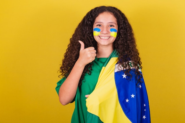 Brasilianischer kaukasischer Mädchen-Fußballfan Daumen hoch positive positive Zustimmung