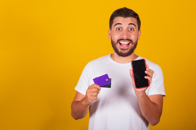 Brasilianischer lateinamerikanischer Mann mit Handy und Kreditkarte inapp und Handy-Shopping-Konzept