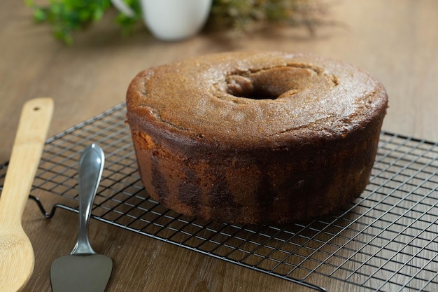 Brasilianischer Maiskuchen mit einer Art Maismehl Fuba Auf einem hölzernen Partytisch Typische Süßigkeiten des Junifestes Maismehlkuchen