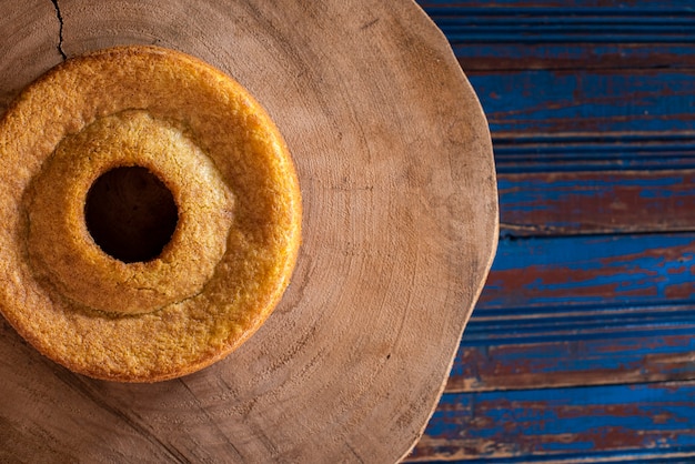 Brasilianischer Maiskuchen mit einer Art Maismehl