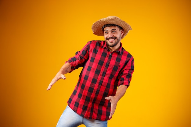 Brasilianischer Mann, der typische Kleidung für die Festa Junina trägt