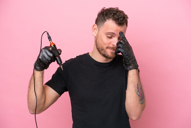 Foto brasilianischer mann des tätowierers lokalisiert auf dem rosa hintergrundlachen