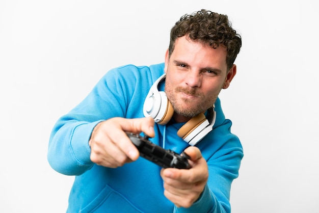 Brasilianischer Mann spielt mit einem Videospiel-Controller vor isoliertem weißem Hintergrund