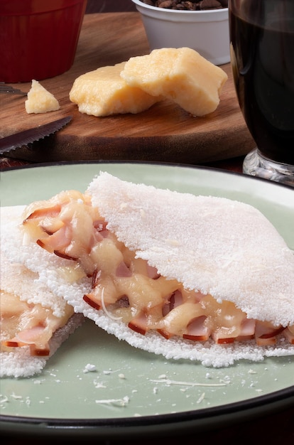 Brasilianischer Nordost-Snack Tapioka gefüllt mit Putenbrust und Käse.