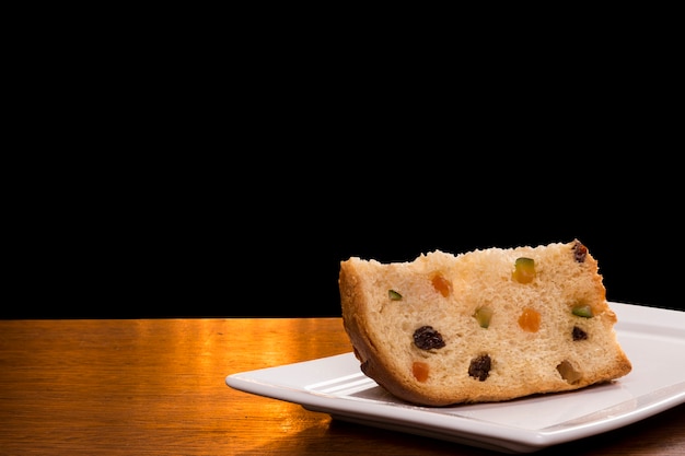 Brasilianischer Panettone, ein traditionelles Gebäck in brasilianischem mit einem schwarzen Hintergrund.