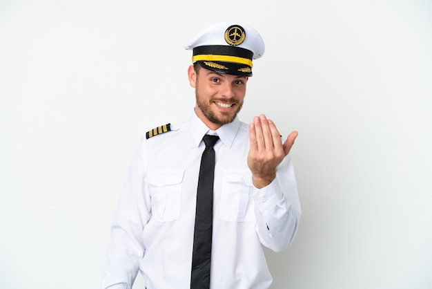 Brasilianischer Pilot des Flugzeugs lokalisiert auf weißem Hintergrund, der einlädt, mit der Hand zu kommen. Schön, dass du gekommen bist