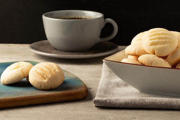 Brasilianischer Sahnekeks Biscoito de Nata mit Kaffee Selektiver Fokus