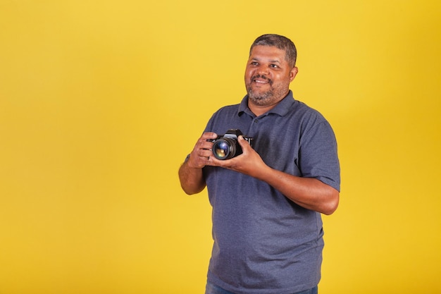 Brasilianischer schwarzer Mann Erwachsener mit Fotokamera Fotografie Hobbyfotograf