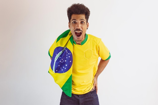 Brasilianischer schwarzer Mann-Fan mit Fußball-Team-Shirt isoliert auf Weiß