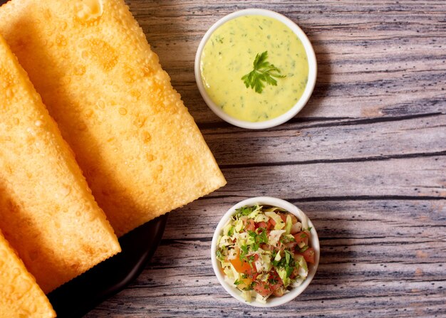 Brasilianischer Snack Pastel Fried Pastry mit Vinagrete und Mayonnaise