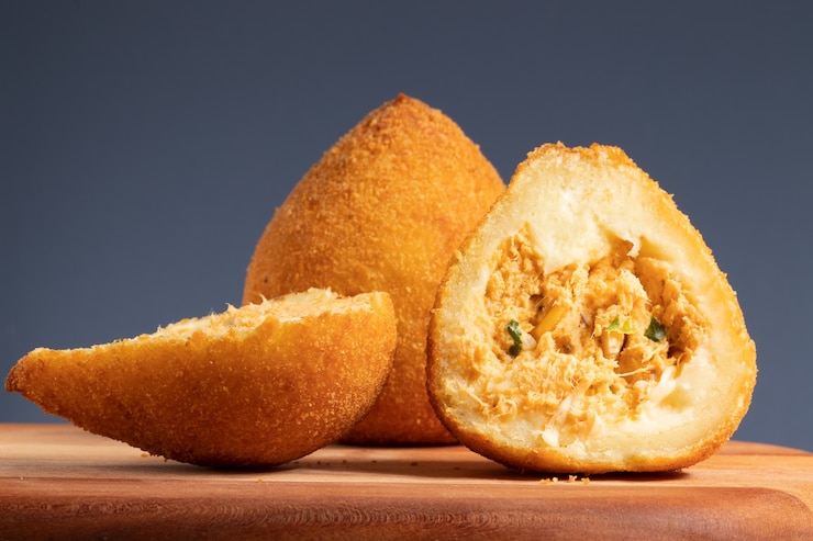 Brasilianischer Snack, selektiver Fokus auf zwei Hälften von Coxinha von Hühnchen.