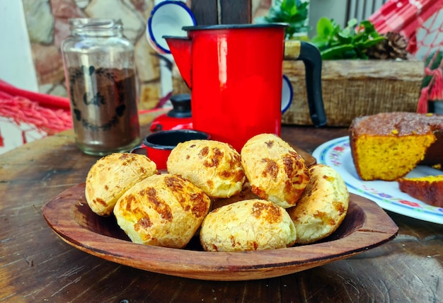 Foto brasilianischer snack, traditionelles käsebrot aus minas gerais, pao de queijo mit kaffee und maiskuchen